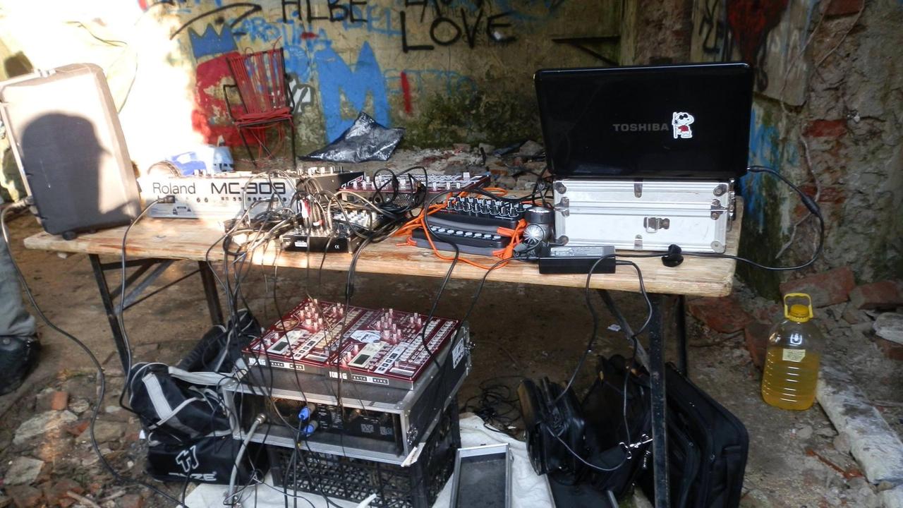 Il mixer e le altre apparecchiature sequestrate dalle guardie del Parco di San Rossore