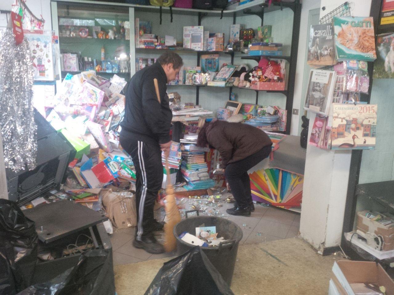 I proprietari all’interno della cartoleria distrutta