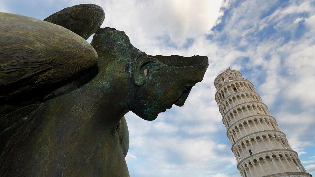 Una scultura di Mitoraj in piazza dei Miracoli