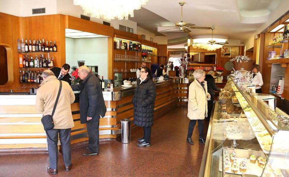 Al Bar Biondi si festeggia una riapertura con il botto 