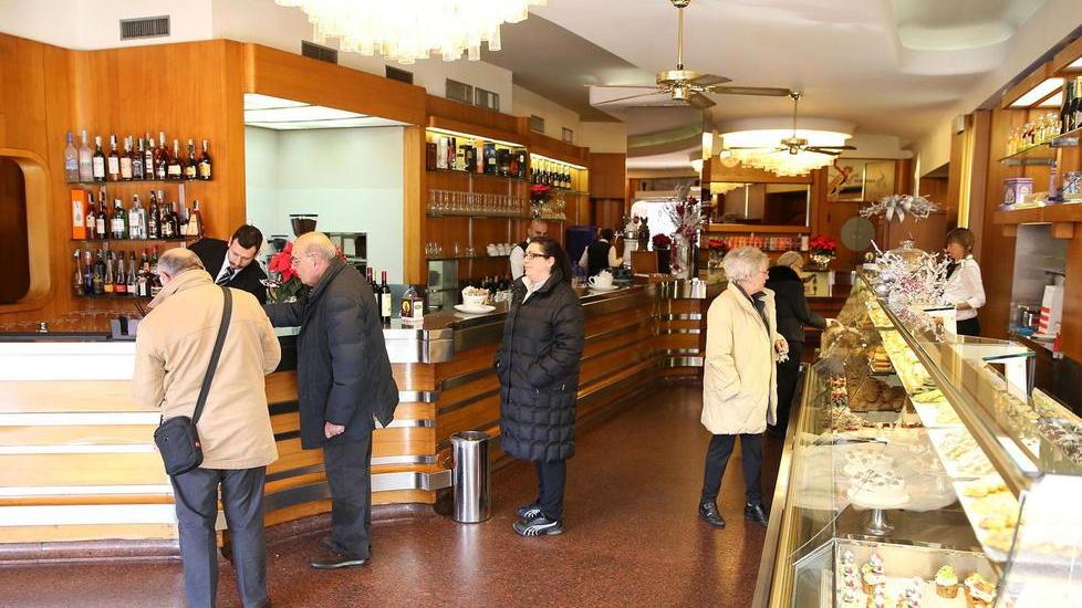 Al Bar Biondi si festeggia una riapertura con il botto