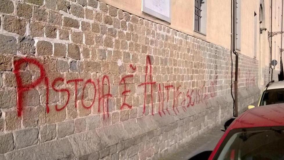 Deturpata con scritte antifasciste chiesa trecentesca