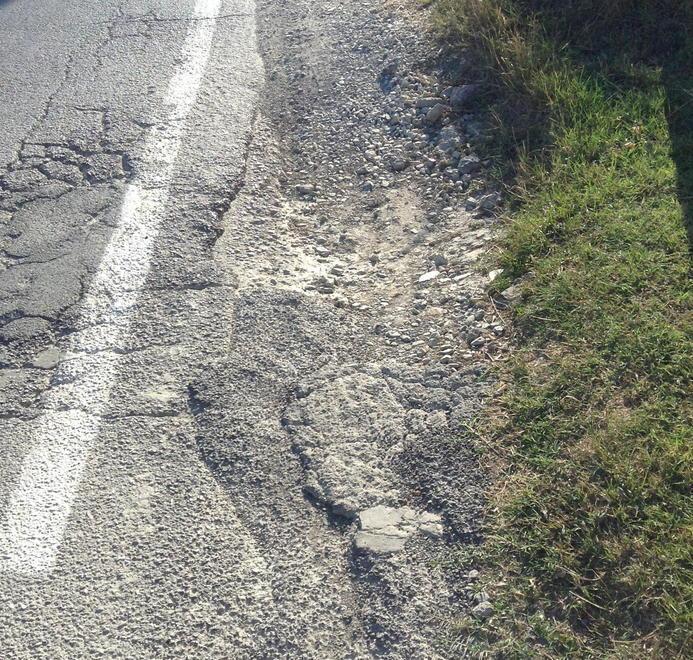 Manutenzione assente: asfalto e segnaletica da rifare