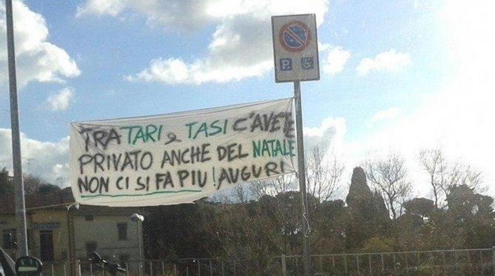 Tari, striscione di protesta davanti all’ex sede comunale