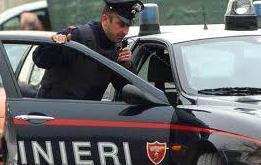 Trova la ex con un altro e dà fuoco alla casa 