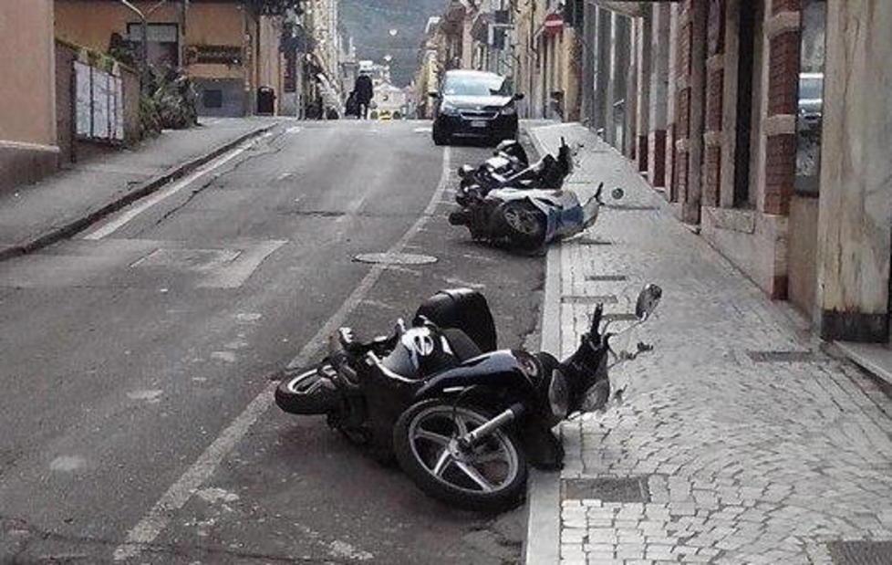 Raid dei vandali in via Verdi 