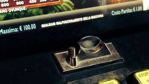 Gioca alle slot, ma è ai domiciliari