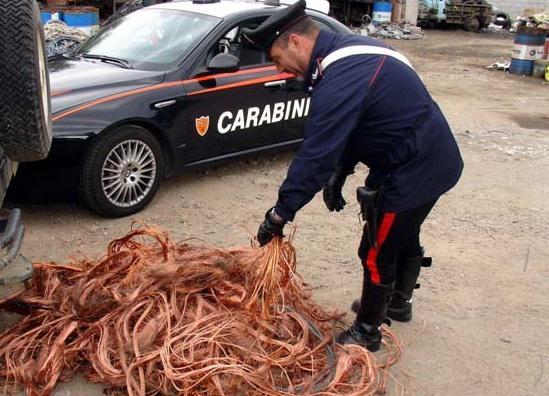 Rubava cavi di rame, folgorato dall’alta tensione 