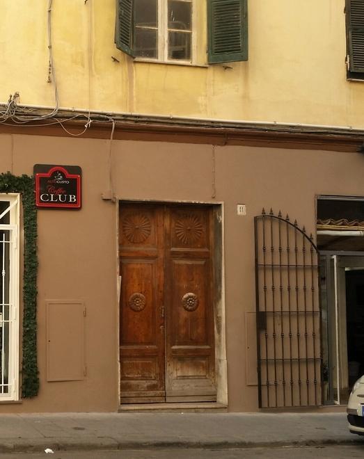 Trovata morta in casa col viso sfregiato 