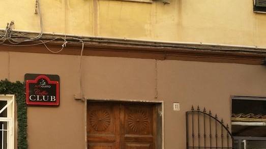 Trovata morta in casa col viso sfregiato