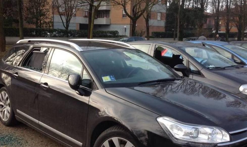 Vandali scatenati sulle auto raid di notte in via Montecarlo
