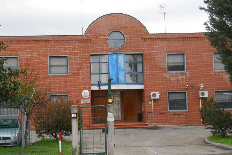 Artigiano palpeggia la padrona di casa