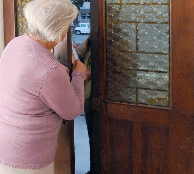 Finta impiegata delle Poste deruba una pensionata 
