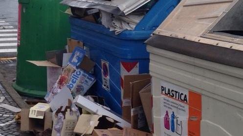 La “discarica” vicino ai cassonetti