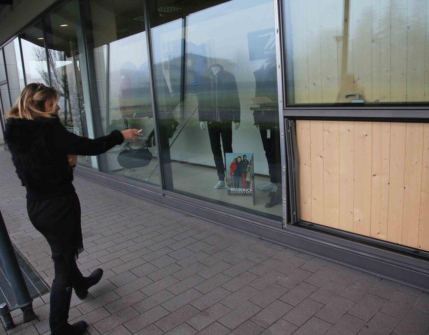 Ladri sfondano la vetrata e fuggono con gli abiti