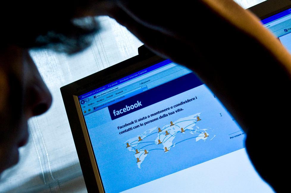 Politico reggiano ricattato su Facebook 