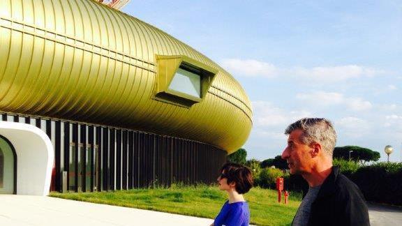 Maurizio Cattelan davanti al Museo Pecci di Prato