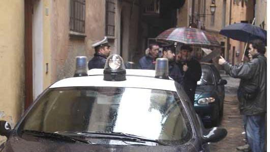 Commerciante lancia la cassa contro il rapinatore