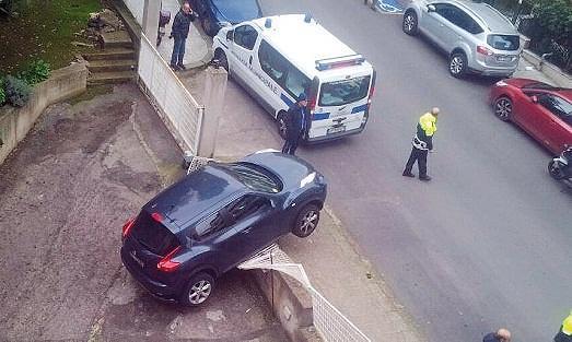 Nissan vola su una recinzione in via Principessa Jolanda
