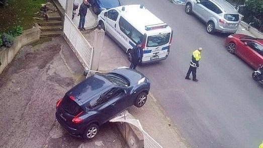 Nissan vola su una recinzione in via Principessa Jolanda
