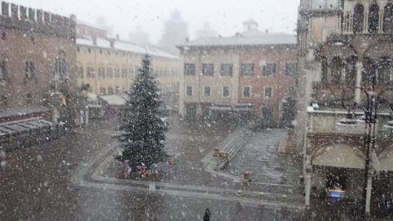 La piazza avvolta da un turbinìo di neve