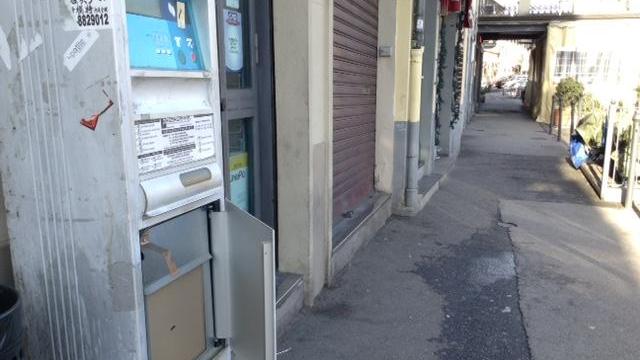 Il parchimetro forzato in piazza Mercatale a Prato
