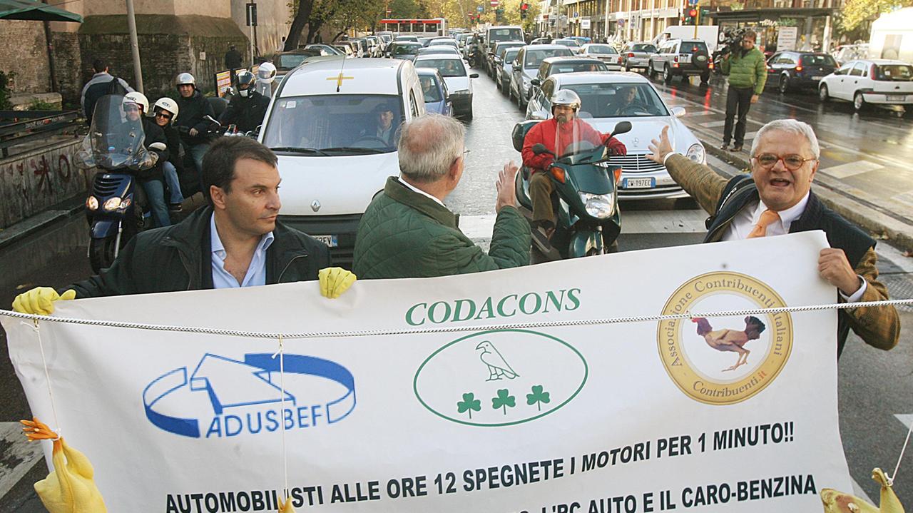 Una protesta congiunta di associazioni dei consumatori (foto Peri/Ansa)