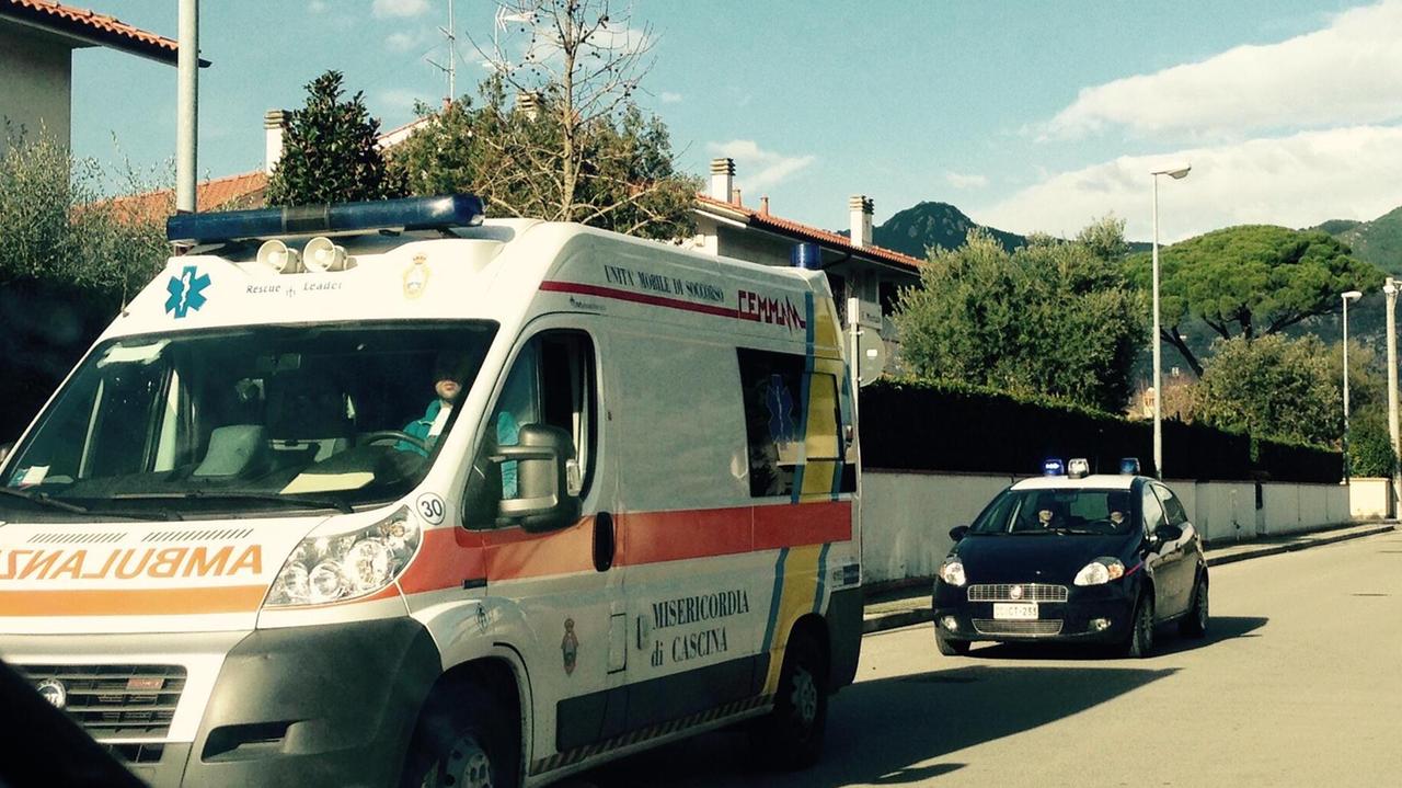 Ambulanza e carabinieri sul posto (foto Franco Silvi)