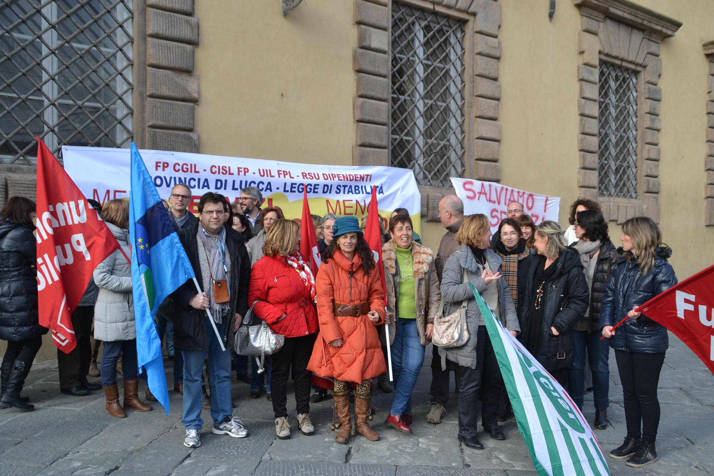 La protesta dei dipendenti della Provincia di Lucca