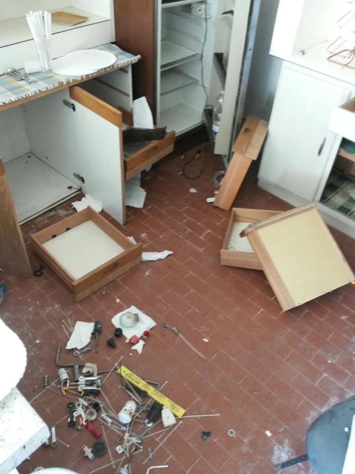 Il bar messo sottosopra dai vandali