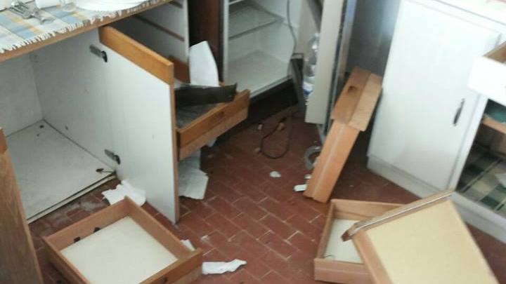 Il bar messo sottosopra dai vandali