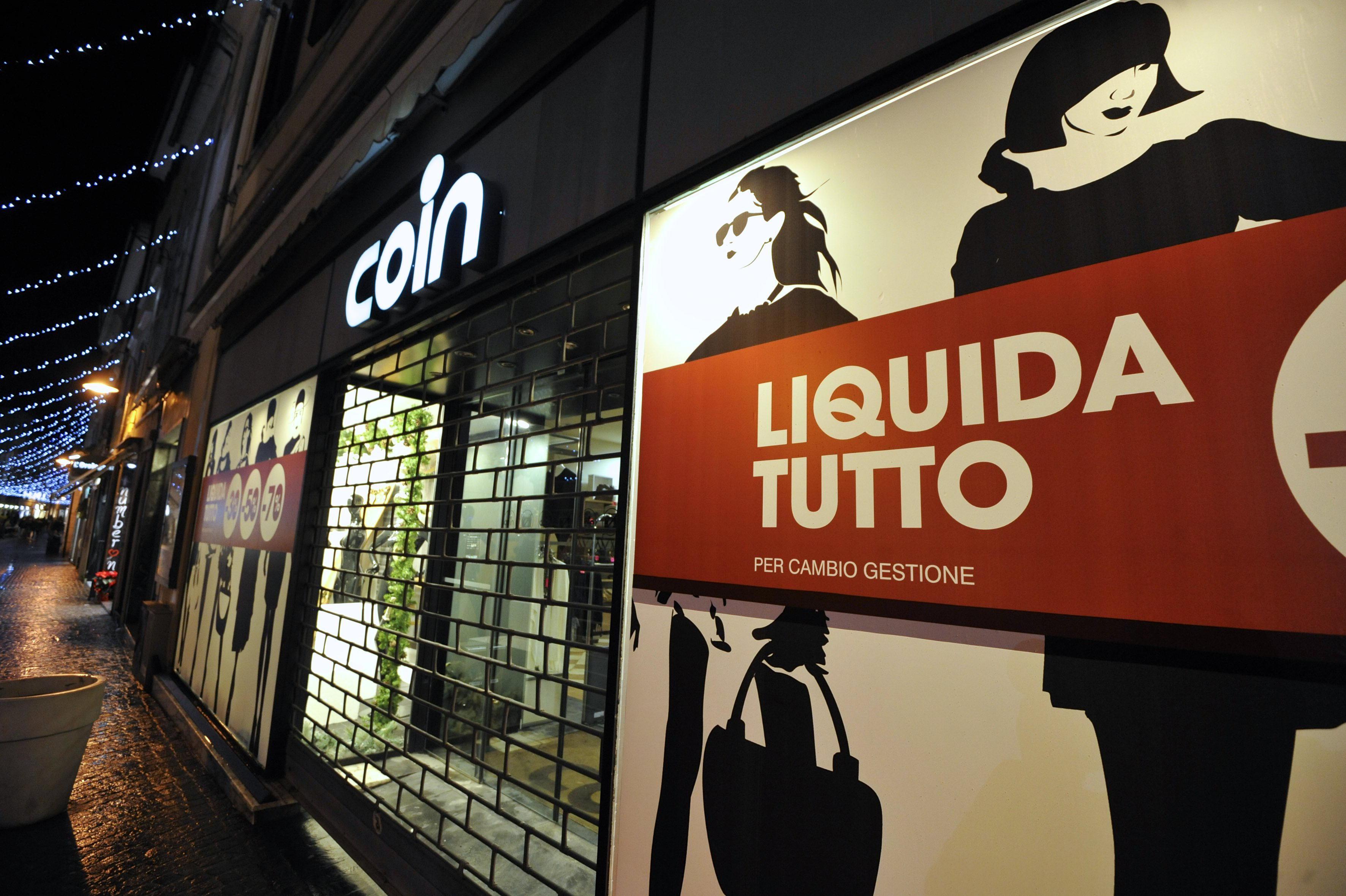 La vetrina della Coin in corso Carducci a Grosseto (foto Bf)