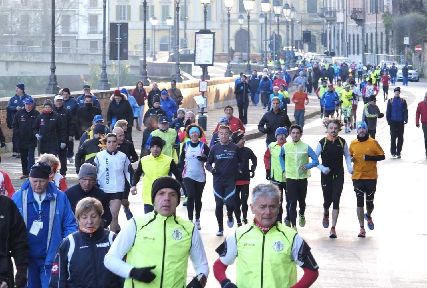 Pisa abbraccia lo sport: i corridori sui Lungarni