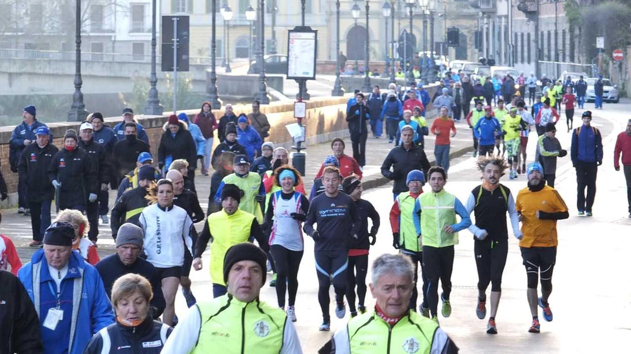 Pisa abbraccia lo sport: i corridori sui Lungarni