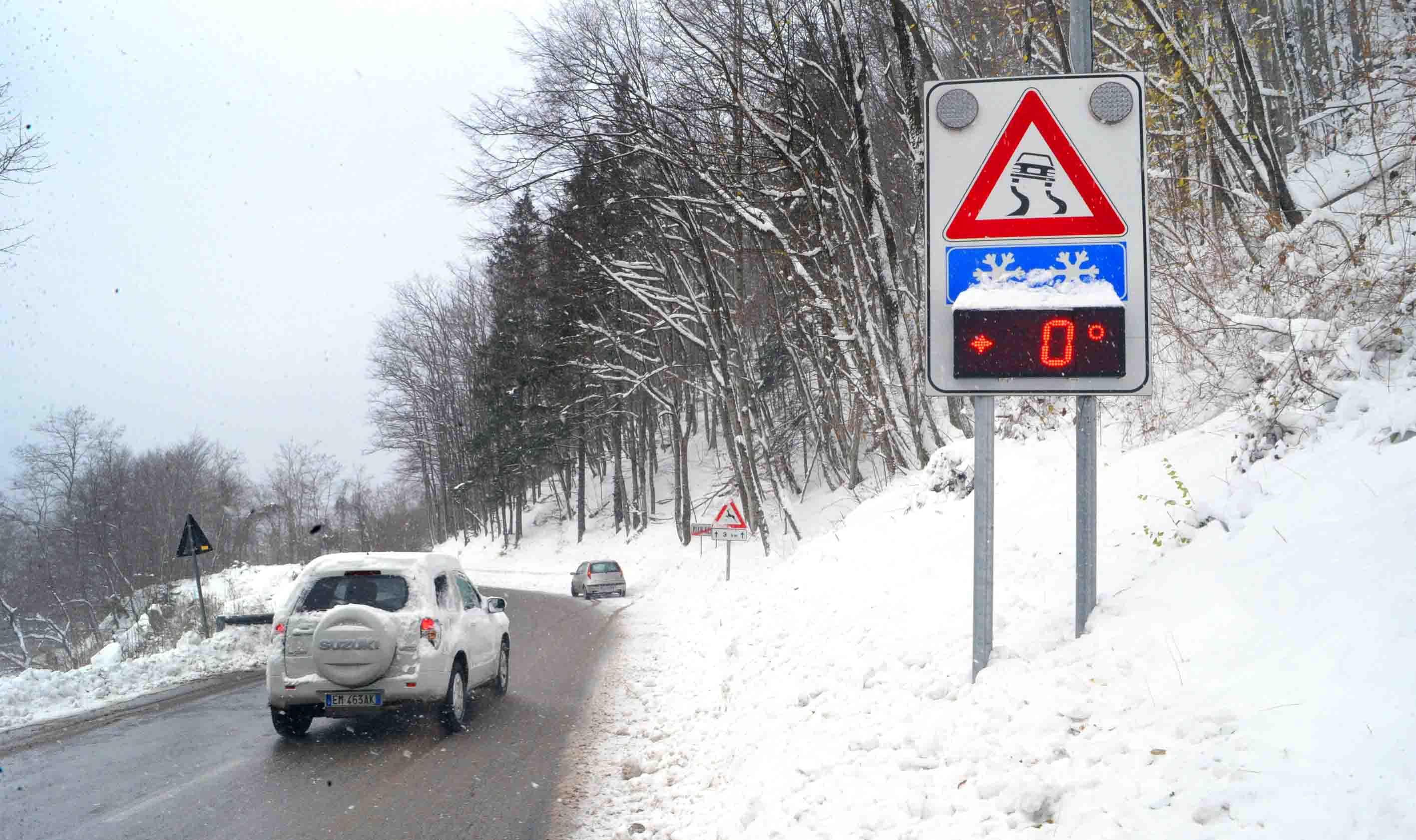 Allarme ghiaccio, sparsi sulle strade 250 quintali di sale 