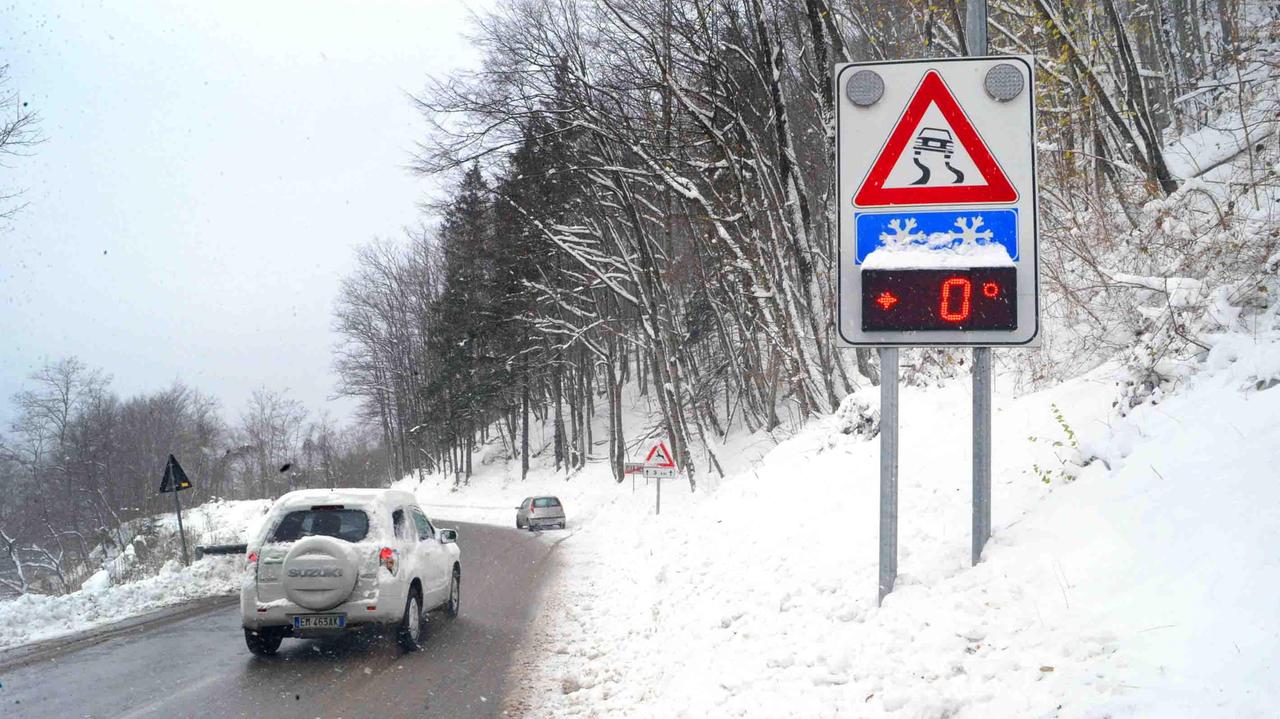 Allarme ghiaccio, sparsi sulle strade 250 quintali di sale