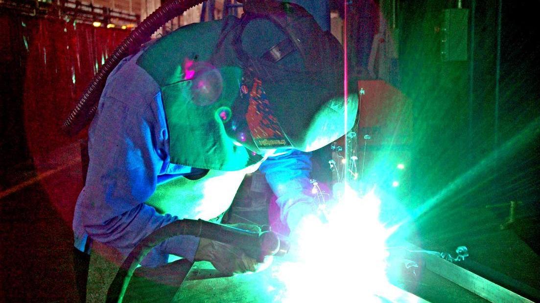 Saldatore al lavoro in una officina