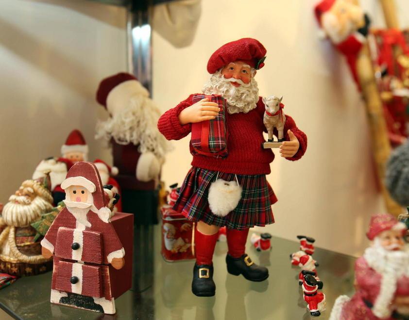 Alcuni dei Babbi Natale in mostra al Gambrinus