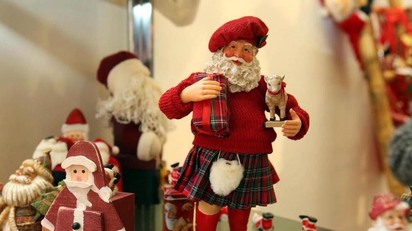 Alcuni dei Babbi Natale in mostra al Gambrinus