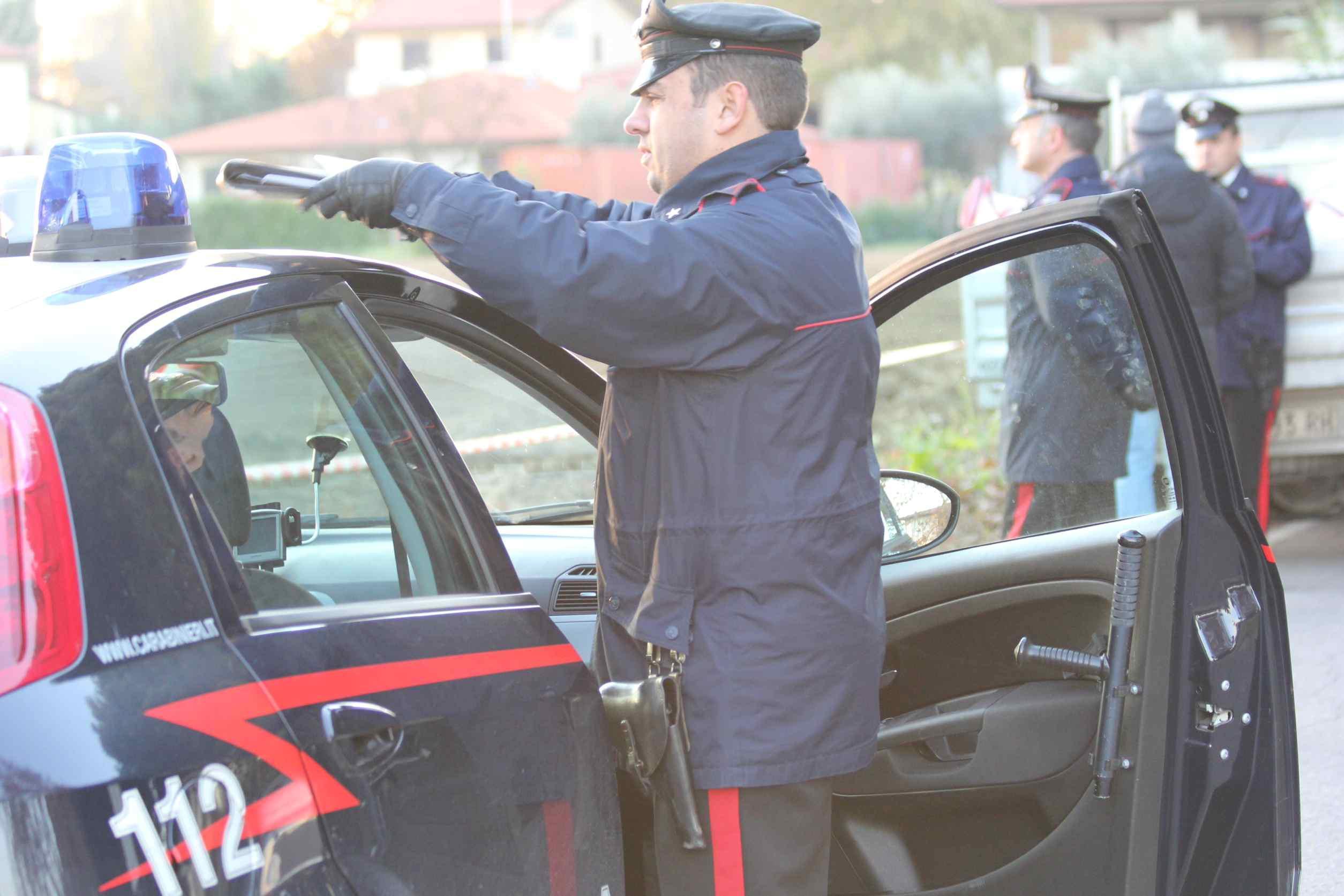 Carabinieri durante un sopralluogo di furto