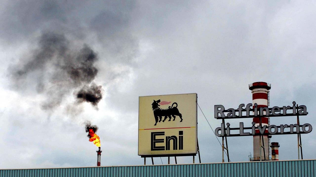 La raffineria Eni di Livorno