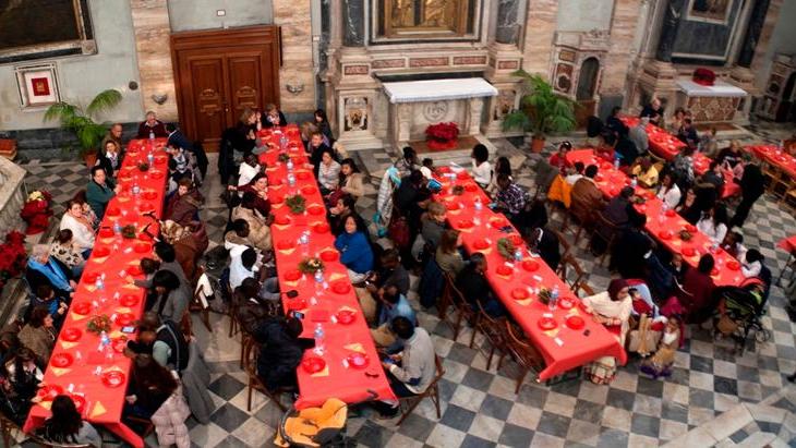 Il pranzo di solidarietà della Comunità di Sant'Egidio nella chiesa di San Giovanni