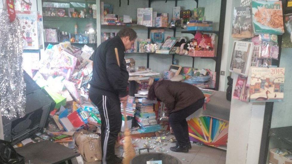 Distrugge il negozio ed è senza assicurazione