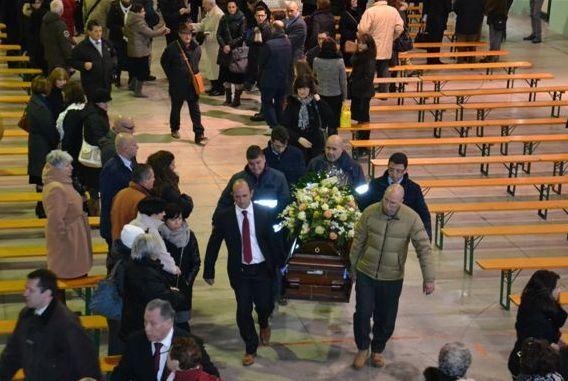 Addio Samuele, in 500 al funerale 