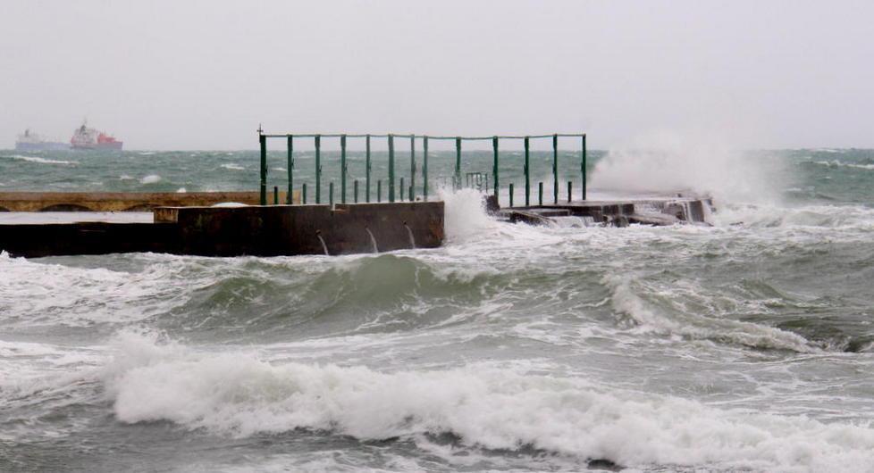 Pioggia e vento flagellano il lungomare ma danni contenuti 