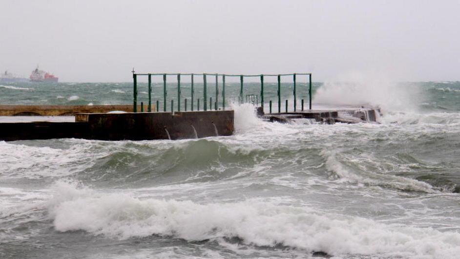 Pioggia e vento flagellano il lungomare ma danni contenuti