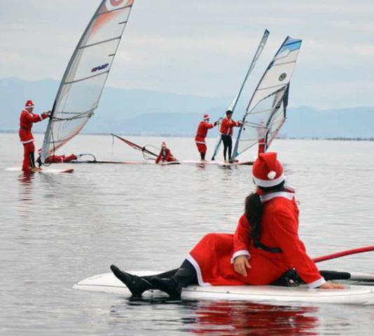 A Carloforte Babbo Natale lascia la slitta per il windsurf