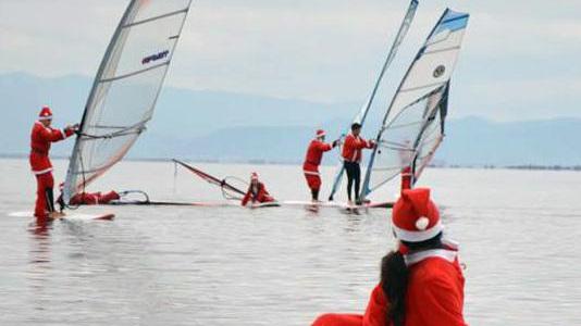 A Carloforte Babbo Natale lascia la slitta per il windsurf