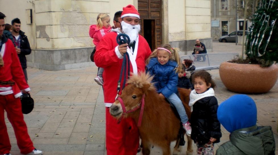 Gran successo per il pony di Babbo Natale