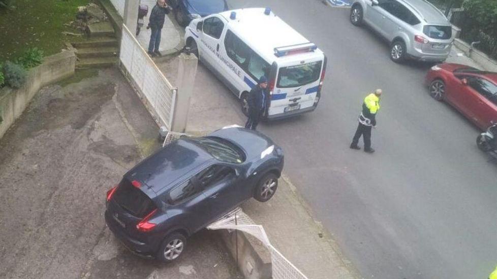 Juke abbatte recinzione di un palazzo